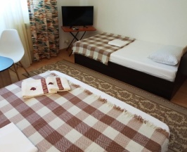 Трёхместный номер Standard с балконом и с красивым видом из окна в Александра