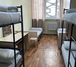 Кровать в общем номере (мужской номер) с видом на город в Близко