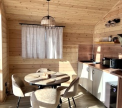 Лодж с двумя спальнями и террасой в Соты&Варенье