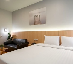 Двухместный люкс Deluxe двуспальная кровать в The Arbern Hostel x Bistro
