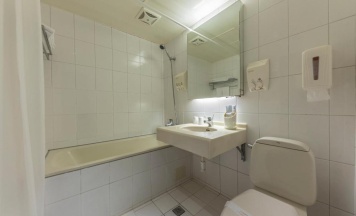 Двухместный номер Standard с видом на озеро двуспальная кровать в Bitan Hotel