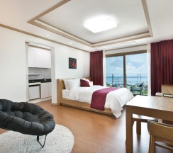 Четырёхместный номер Deluxe двуспальная кровать в Familia Hotel Jeju