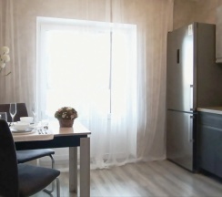 Четырёхместные апартаменты Superior с балконом в Апартаменты Aura сети DeNewHome в центре Левого берега