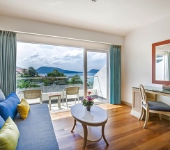 Номер Super deluxe с видом на море в Diamond Cliff Resort & Spa, Patong Beach