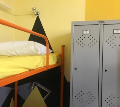 Кровать в 12-местном общем номере в Orange