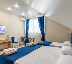 Трехместный номер Deluxe c кроватью размера "King Size" и видом на море в GemstButikHotel