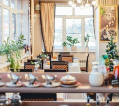 Номер эконом с двумя раздельными кроватями, окно выходит в коридор в Лабиринт