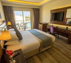 Двухместный номер Deluxe с видом на бассейн двуспальная кровать в Pickalbatros Dana Beach Resort - Hurghada
