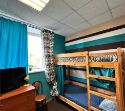 Кровать в общем 6-местном номере для мужчин и женщин в В Питере жить