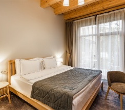 Номер Классик с двуспальной кроватью c видом на реку и балконом в Grand Chalet Altay