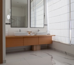 Двухместный люкс с балконом и с красивым видом из окна двуспальная кровать в Вилла Плёс