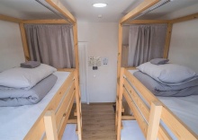 Кровать в 4-местном мужском номере (общие удобства) в Hot Place Guest House