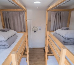Кровать в 4-местном мужском номере (общие удобства) в Hot Place Guest House