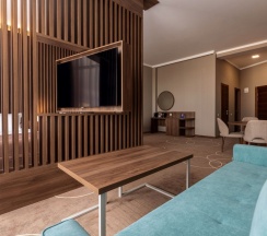 Номер Executive Suite с двуспальной кроватью, двумя односпальными кроватями и диваном-кроватью в Movenpick Resort&SPA Anapa Miracleon