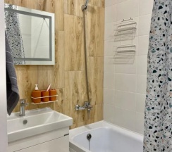 Двухместные апартаменты с балконом и с красивым видом из окна (двуспальная кровать) в Апартаменты Люкс Нарцисс в новом ЖК Ария, рядом с аквапарком