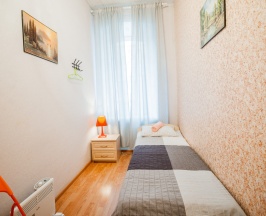 Ложа с двумя односпальными кроватями и санузлом на этаже в Belinsky