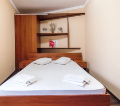 Двухместные апартаменты с видом на дендрарий и бассейн двуспальная кровать в Delsochi