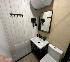 Двухместный Дом с террасой На берегу реки возле пирса с видом на реку двуспальная кровать в Semvoda