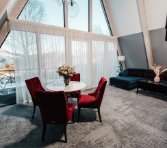 Шале с террасой и видом на горы в Алтай Пэлас