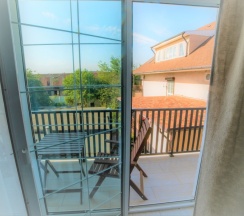 204 - Четырехместный номер с балконом и боковым видом на море в Азов Инн