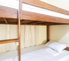 Кровать в общем номере в Kamuning Hostel