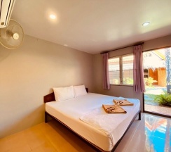 Двухместный номер Standard с видом на сад двуспальная кровать в Baan Kasirin Resort Pattaya Beach
