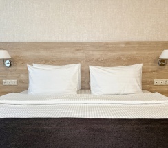 "Стандарт" Стандартный трехместный номер с двуспальной кроватью и дополнительным местом в Диона