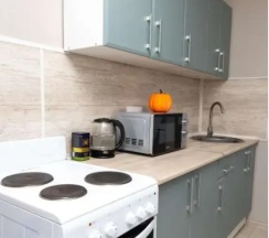 Двухместные апартаменты c 1 комнатой с балконом (двуспальная кровать) в Квартира однокомнатная для 5-х гостей на улице Краснодонская в 5-ти минутах от Площади им. Кирова