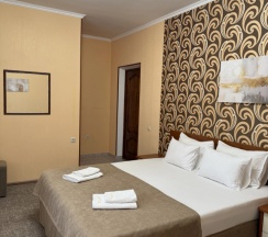 Двухместный семейный полулюкс с балконом и с видом на внутренний двор двуспальная кровать в Нартон