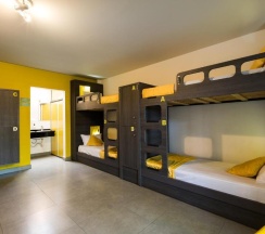 Кровать в общем номере с балконом в Concept Design Hostel & Suite