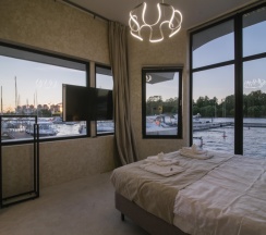 Коттедж с балконом и с красивым видом из окна в Whitemare