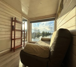 Коттедж с балконом и с видом на озеро в Sanino space