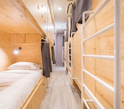 Кровать в общем номере в Nornyaowarat Hostel