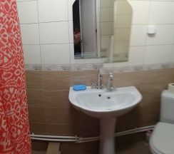 Комната студия с 2 односпальными и 1 двуспальной кроватью в На Уютной 10