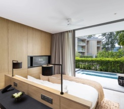Двухместный Suite & Private Pool Grand Azure с видом на море двуспальная кровать в Twinpalms MontAzure Phuket Resort