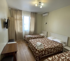 Стандартный номер с двуспальной и 2 односпальными кроватями в Кристина