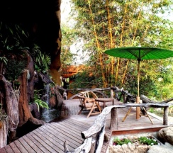 Двухместная вилла с красивым видом из окна двуспальная кровать в Bura Resort, Chiang Rai