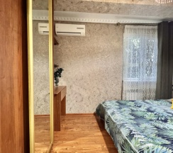 Двухместный семейный номер Comfort с 3 комнатами с балконом и с красивым видом из окна (двуспальная кровать) в ЖК Дельфин 35