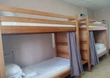 Кровать  в 8-местном мужском номере со шторками в Никольский