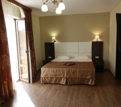 Двухместный номер Standard с балконом и с красивым видом из окна двуспальная кровать в Мечта