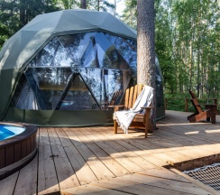 Сфера с купелью с видом на озеро в Forest lake