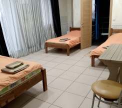 Трехместный номер с 3 односпальными кроватями в Леис