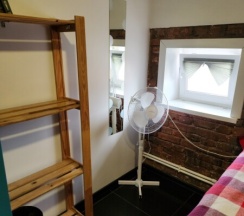 Небольшая двухместная комната с двуспальной кроватью в Gallery and more