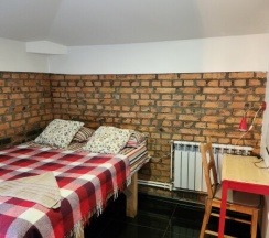 Небольшая двухместная комната с двуспальной кроватью в Gallery and more