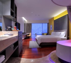 Двухместный номер Extra Radiance двуспальная кровать в LiT BANGKOK Hotel