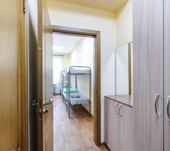 Кровать в 12-местном общем номере в Сириус