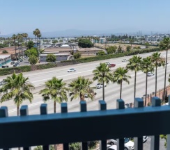 Двухместный номер корпус 1 с видом на город (2 отдельные кровати) в Howard Johnson by Wyndham Anaheim Hotel and Water Playground