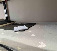 Кровать в женском 8-местном номере (удобства на этаже) в Привалъ №17