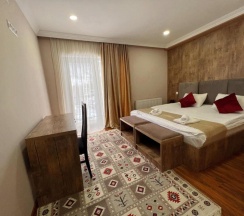 Двухместный номер Standard с видом на горы двуспальная кровать в Hotel Mountain Mestia