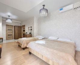 Семейный с двуспальной и двумя односпальными кроватями в Nairi